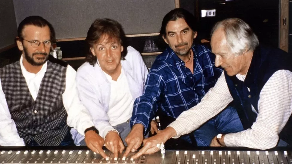 Os três Beatles restantes (da esq. para a dir.: Ringo Starr, Paul McCartney e George Harrison, fotografados com o produtor George Martin) voltaram ao estúdio de gravação em 1995.