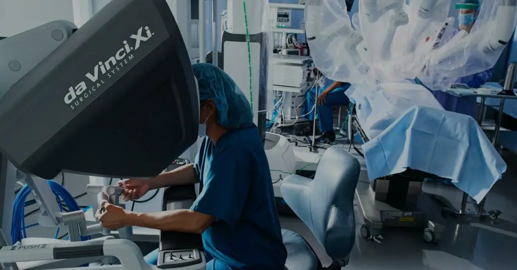 A inteligência artificial na cirurgia pode ser utilizada para fornecer orientação intraoperatória aos cirurgiões - Imagem: Intuitive.