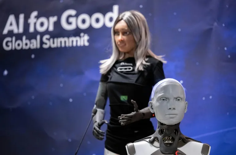 Os robôs sociais humanóides habilitados para IA, Mika e Ameca, responderam a perguntas durante a coletiva de imprensa da Cúpula Global de IA para o Bem (AI for Good Global Summit, em inglês) (Fabrice COFFRINI).