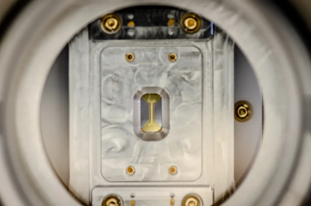 Uma armadilha de íons IonQ montada dentro de uma câmara a vácuo. Foto: Kai Hudek/IonQ