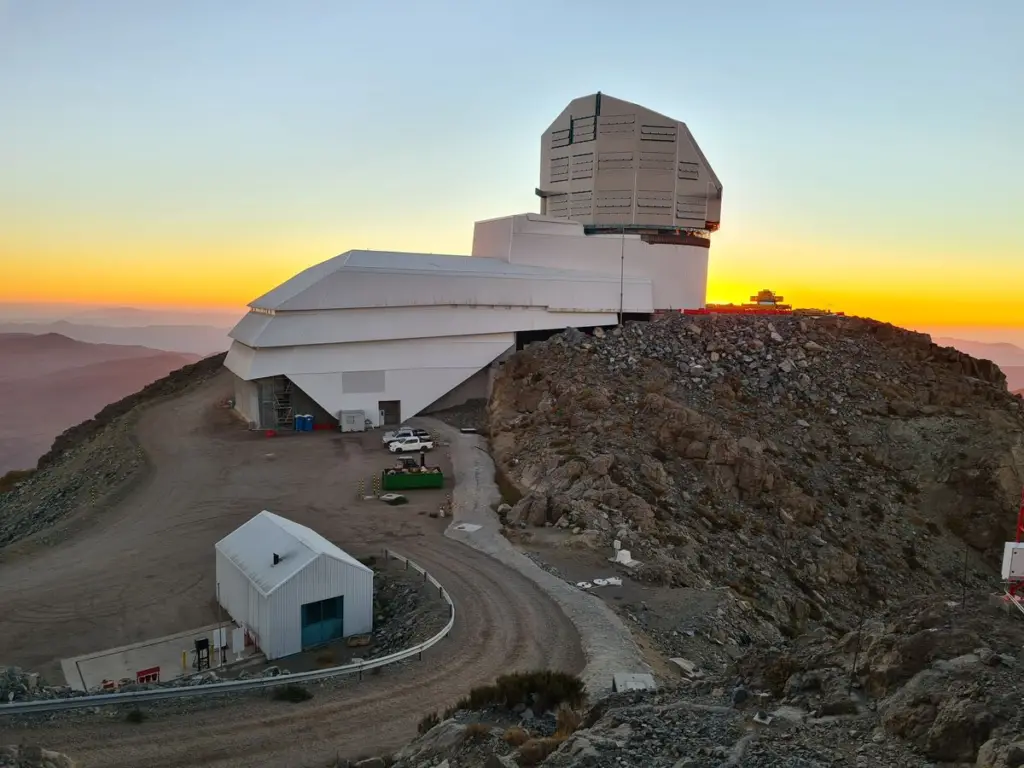 O Observatório Vera C. Rubin toma forma no norte do Chile, pronto para caçar asteroides potencialmente perigosos
