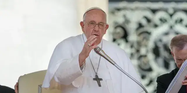 O Papa Francisco emitiu um aviso sobre inteligência artificial na terça-feira, instando aqueles por trás da tecnologia a "ficarem atentos" durante seu trabalho.