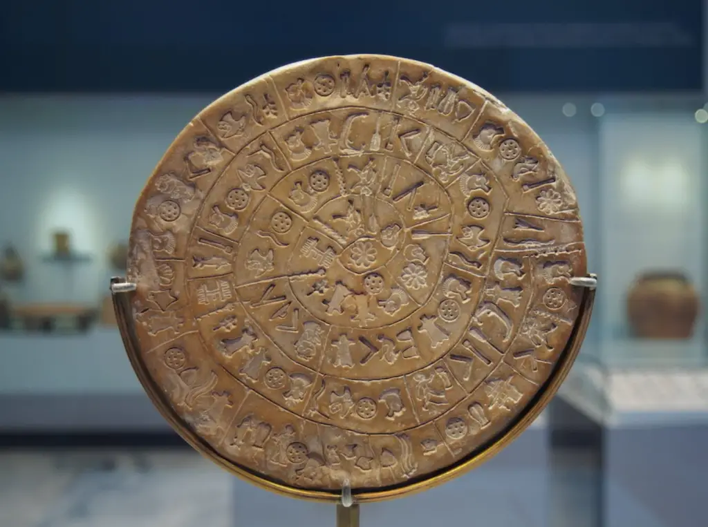Disco de Festo, um disco de argila cozida proveniente da ilha de Creta, possivelmente da Idade do Bronze Minoica média ou tardia (segundo milênio a.C.). Crédito: C. Messier/Wikimedia Commons/CC-BY-SA-4.0
